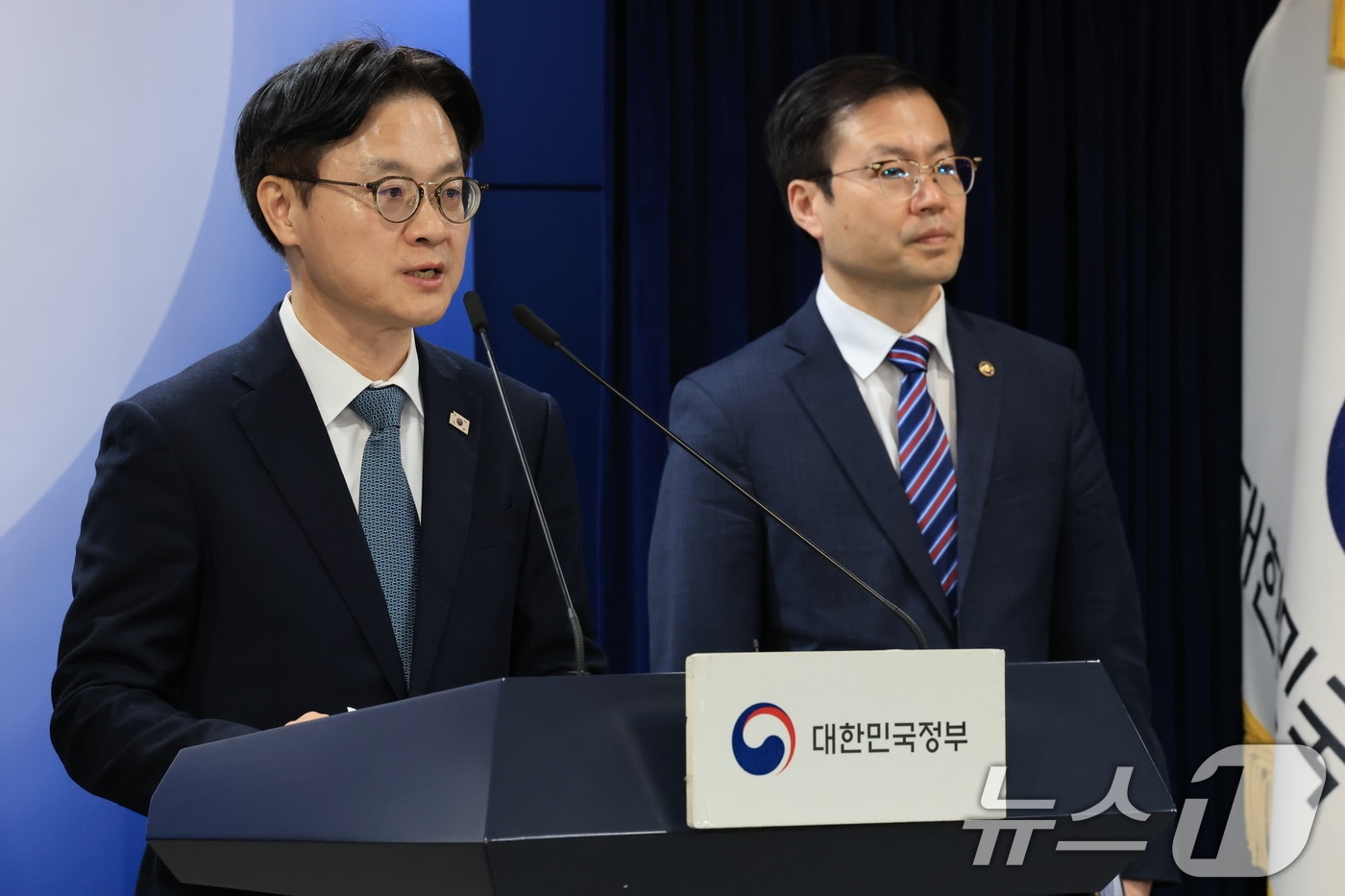 김정관 산업통상부 장관과 여한구 통상교섭본부장이 14일 서울 종로구 정부서울청사에서 한미 관세협상 팩트시트 및 MOU 관련 브리핑을 하고 있다. 2025.11.14/뉴스1 ⓒ News1 임세영 기자