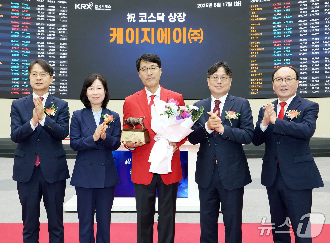 17일 서울 영등포구 한국거래소에서 열린 케이지에이 코스닥시장 상장기념식에서 김대영 한국IR협의회 부회장(왼쪽부터), 이미현 한국거래소 코스닥시장본부장보, 김옥태 케이지에이 대표이사, 이충훈 삼성증권 부사장, 강왕락 코스닥협회 부회장이 기념 촬영을 하고 있다. (한국거래소 제공. 재판매 및 DB 금지) 2025.6.17/뉴스1