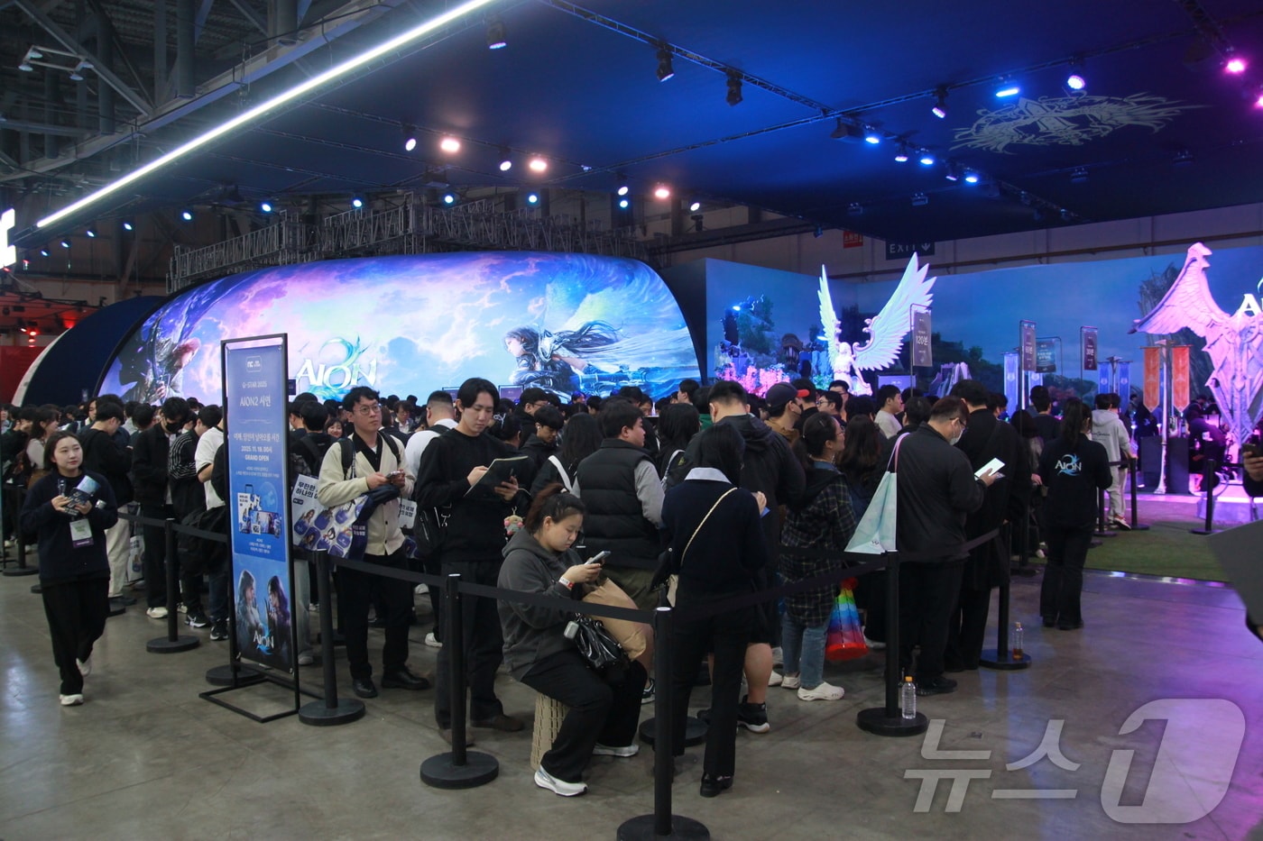 지난 2025년 11월14일 부산 벡스코 제1전시장에서 엔씨소프트 신작 '아이온2' 시연 대기 줄이 길게 늘어서 있다.2025.11.14 ⓒ 뉴스1 김민재 기자