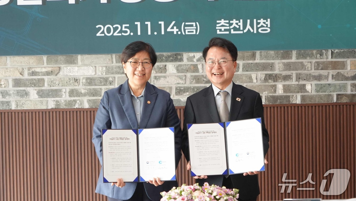 육동한 춘천시장과 정은경 보건복지부 장관은 14일 오후 시청 다목적실에서 ‘지방 살리기 상생 자매결연 협약’을 체결한 뒤 기념촬영을 하고 있다.(춘천시 제공, 재판매 및 DB금지)