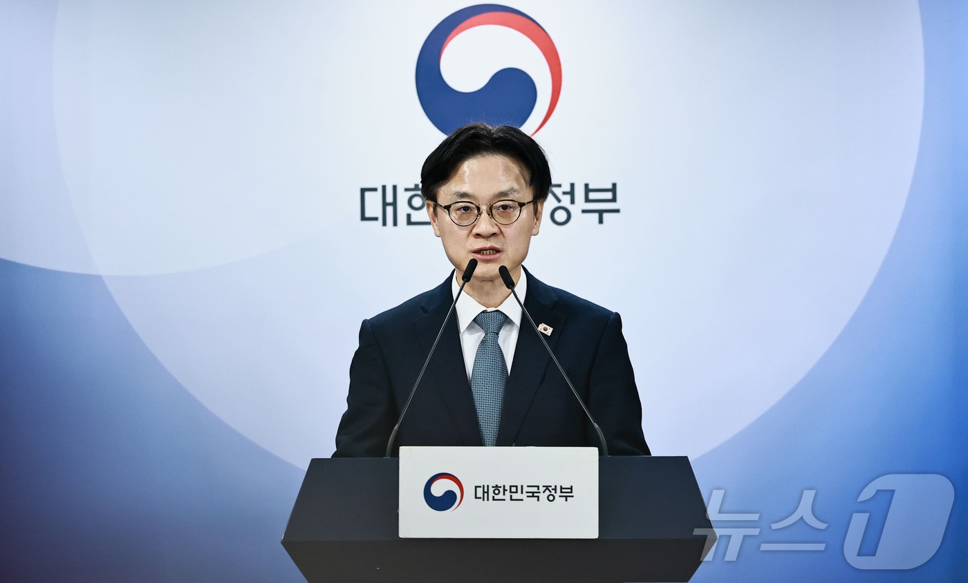 김정관 산업통상부 장관이 14일 오후 서울 종로구 정부서울청사 합동브리핑룸에서 한미 전략적 투자에 관한 양해각서 서명과 관련하여 기자단에게 브리핑을 하고 있다. (산업통상자원부 제공. 재판매 및 DB 금지) 2025.11.14 ⓒ 뉴스1