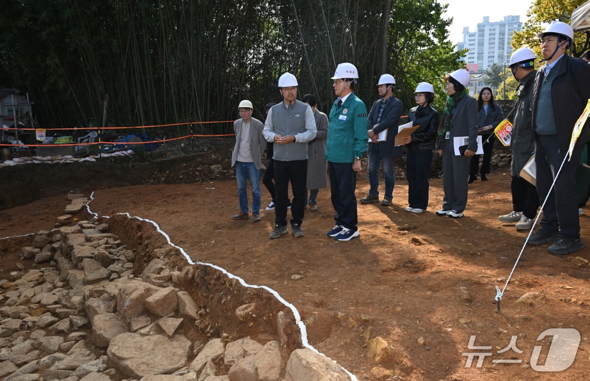 정종복 기장군수가 14일 학술발굴조사 자문회의에서 발굴조사 관계자로부터 현장설명을 듣고 있다.(기장군 제공. 재판매 및 DB금지)