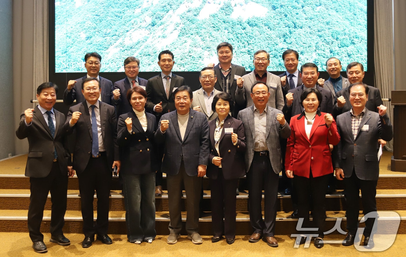 이병훈 더불어민주당 호남발전특위 수석 부위원장이 14일 광주 홀리데이인 호텔에서 광주 경영자총협회 회원들과 현장 간담회를 한 후 기념촬영을 하고 있다.(호남발전특위 제공. 재판매 및 DB 금지) 2025.11.14/뉴스1