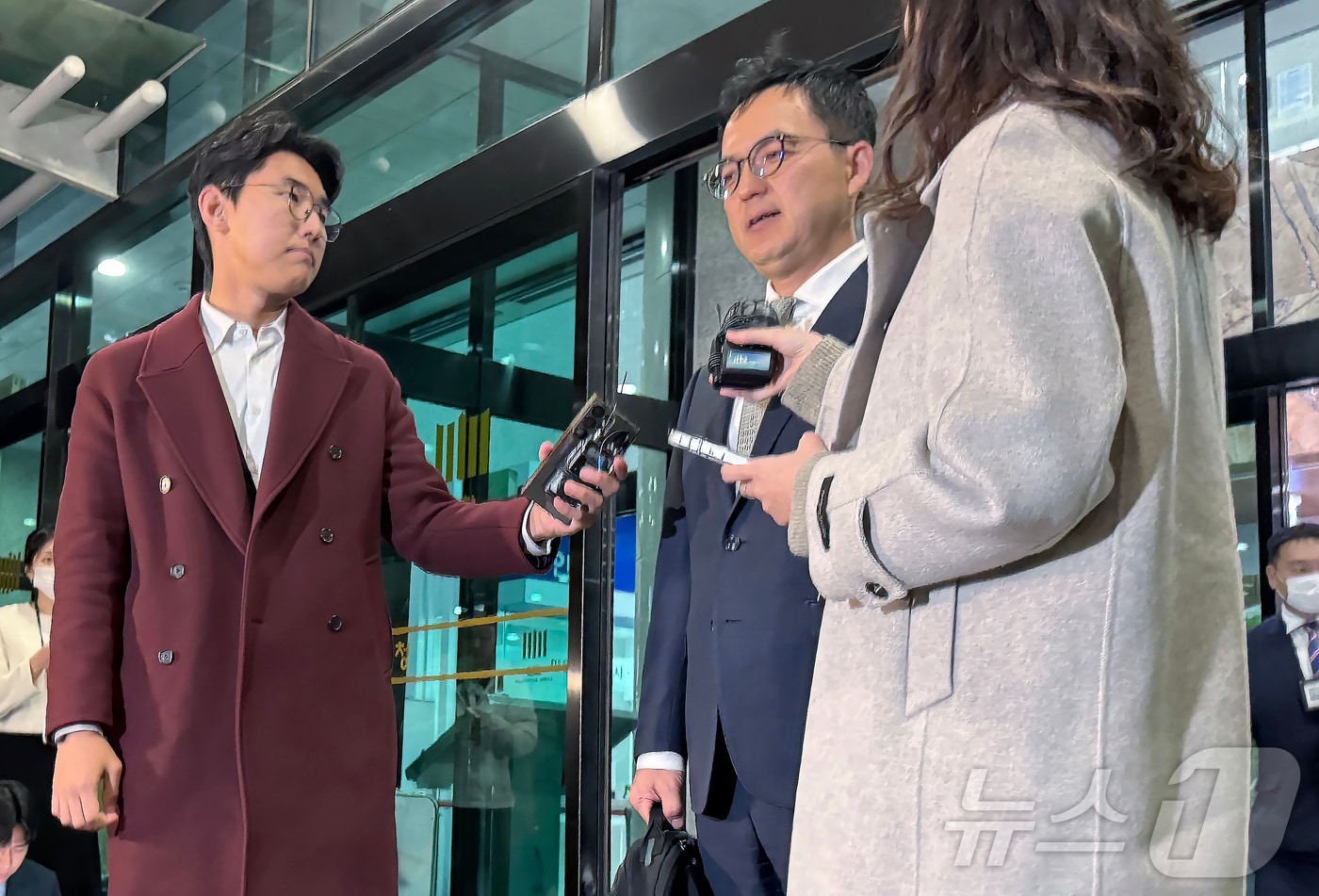 신임 대검찰청 차장으로 임명된 구자현(사법연수원 29기) 서울고검장이 14일 오후 서울 서초구 서울고검 앞에서 기자들과 만나 질의응답을 하고 있다. 2025.11.14/뉴스1 ⓒ News1 송송이 기자