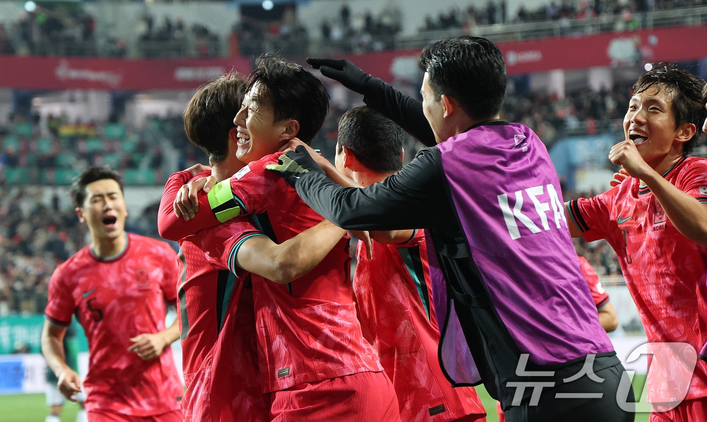 14일 오후 대전 유성구 대전월드컵경기장에서 열린 ‘하나은행 초청 국가대표팀 친선경기’ 대한민국과 볼리비아의 경기에서 프리킥 골을 넣은 손흥민 이재성을 끌어안고 동료들과 기쁨을 나누고 있다. 2025.11.14/뉴스1 ⓒ News1 김기태 기자