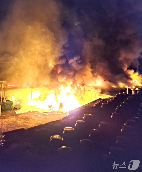 15일 0시 25분께 완주군 용진읍 간중리의 된장 제조공장에서 화재가 발생했다.(전북소방본부 제공, 재판매 및 DB 금지)/뉴스1