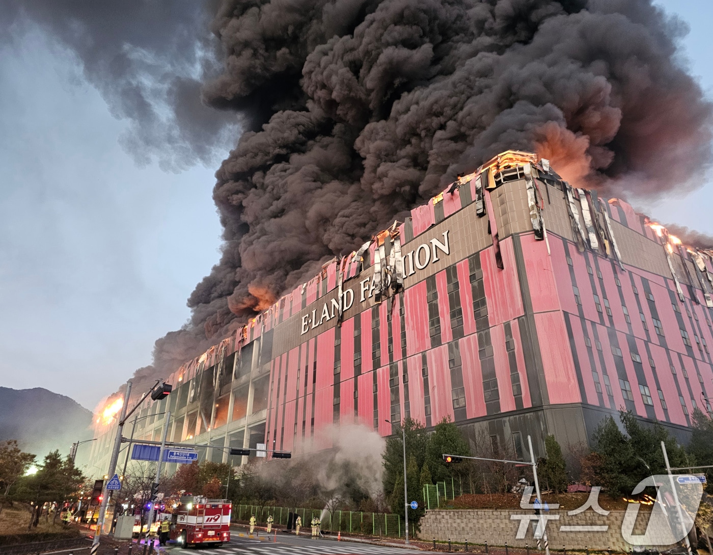 뉴스1: 천안 이랜드 물류센터 화재 현장 먼 거리 연기와 소방 활동