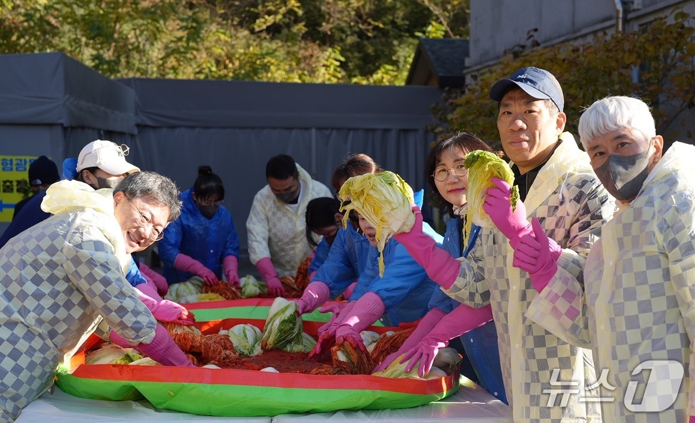 지역사회 온정 나눔 &#39;사랑의 김장 봉사&#39;.&#40;원주시 공무원노동조합 제공. 재판매 및 DB금지&#41;/뉴스1