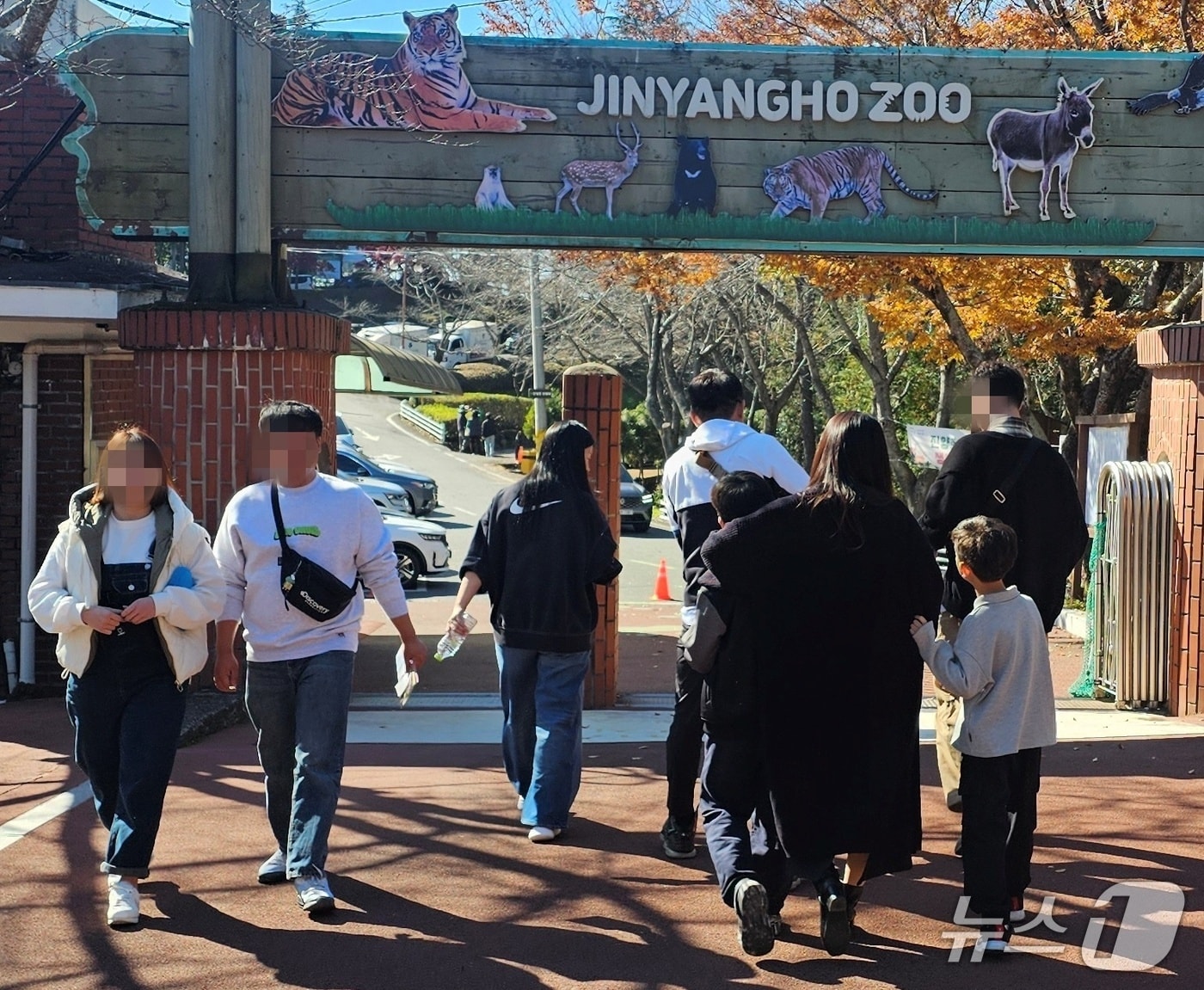 진주 진양호 동물원을 찾은 방문객들. 2025.11.15/뉴스1 한송학기자