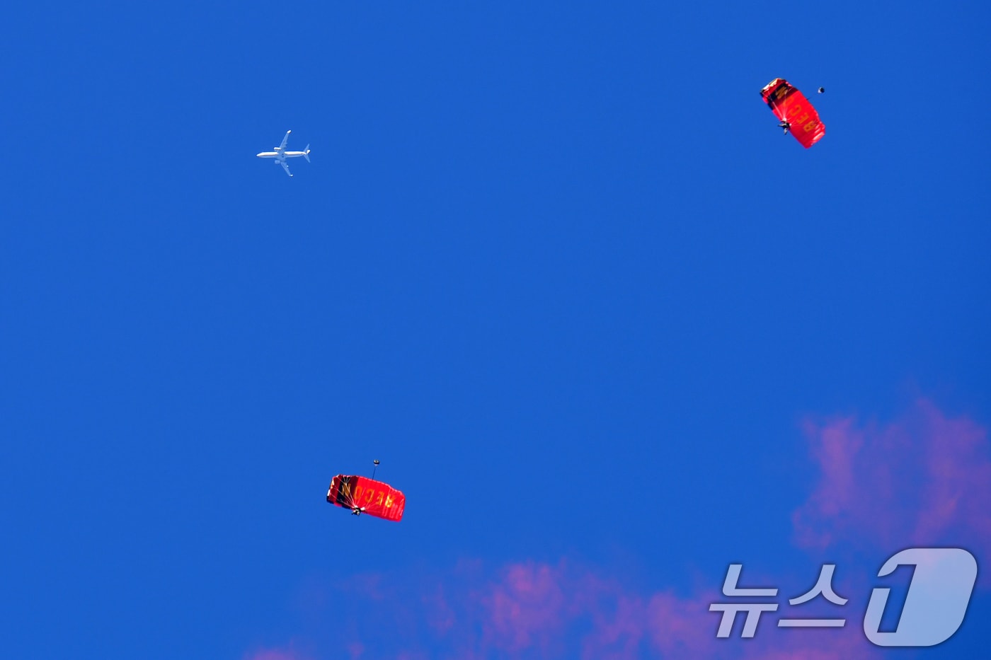 15일 경북 포항시 해병대 1사단 연병장에서 열린 '2025 헤병대 문화축제'에서 해병대특수색여단 요원들이 상륙기동헬기인 마린온에서 고공강하 시범을 보이고 있다. 2025.11.15/뉴스1 ⓒ News1 최창호 기자