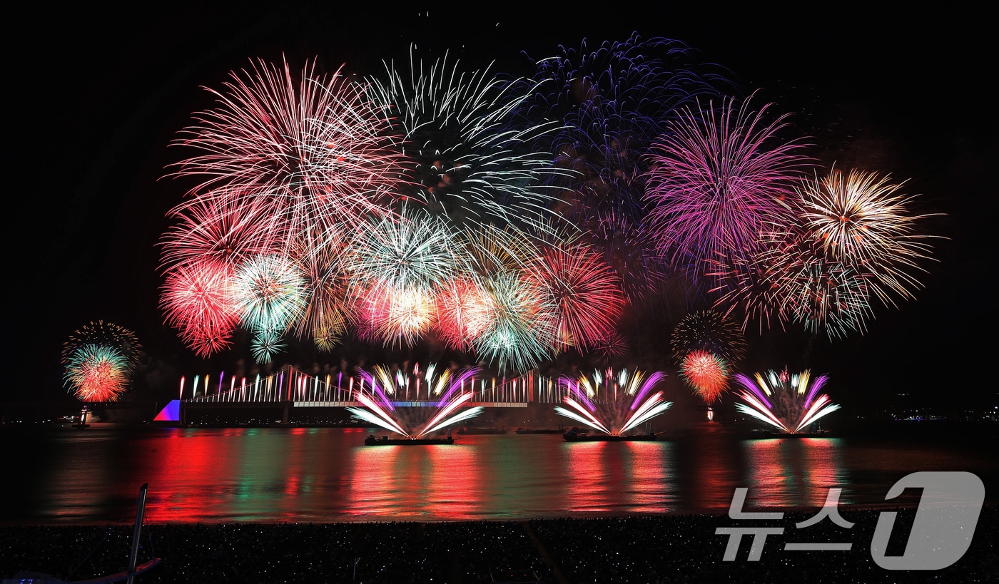 부산 불꽃축제 관련 뉴스 썸네일 - [뉴스1 PICK]광안리 하늘에 오색 빛으로 수놓다… 20번째 맞은 부산 불꽃축제