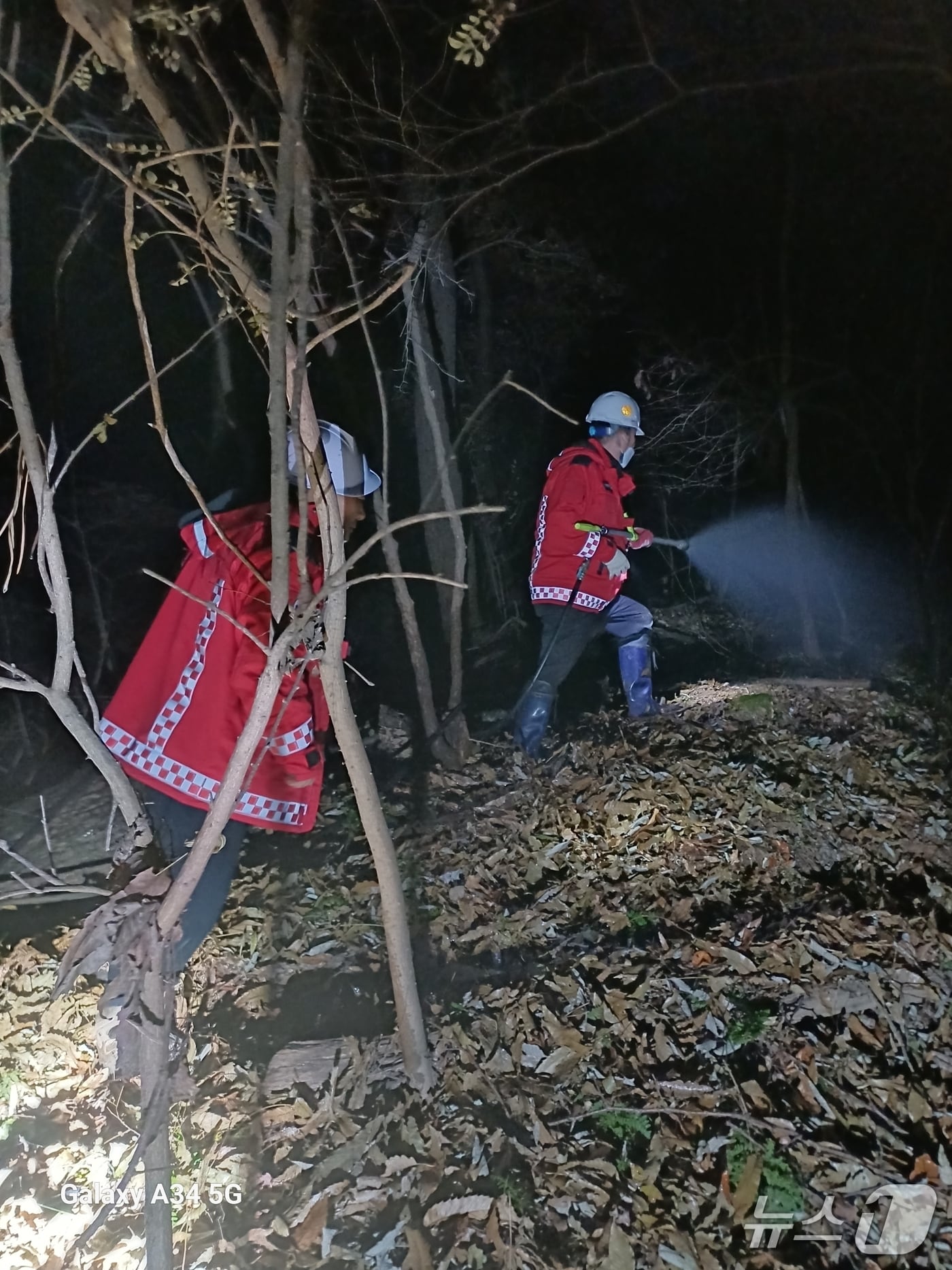 천안시 유량동 산불 진화 모습.(산림청 제공. 재판매 및 DB금지)