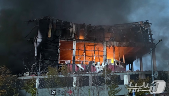 15일 천안 이랜드 물류센터에서 발생한 화재가 9시간여 만에 초진됐지만 건물 내부에는 여전히 불길이 잡히지 않고 있다. 소방당국은 야간 진화 작업을 이어갈 예정이다. 2025.11.15/뉴스1 ⓒ News1 이시우 기자