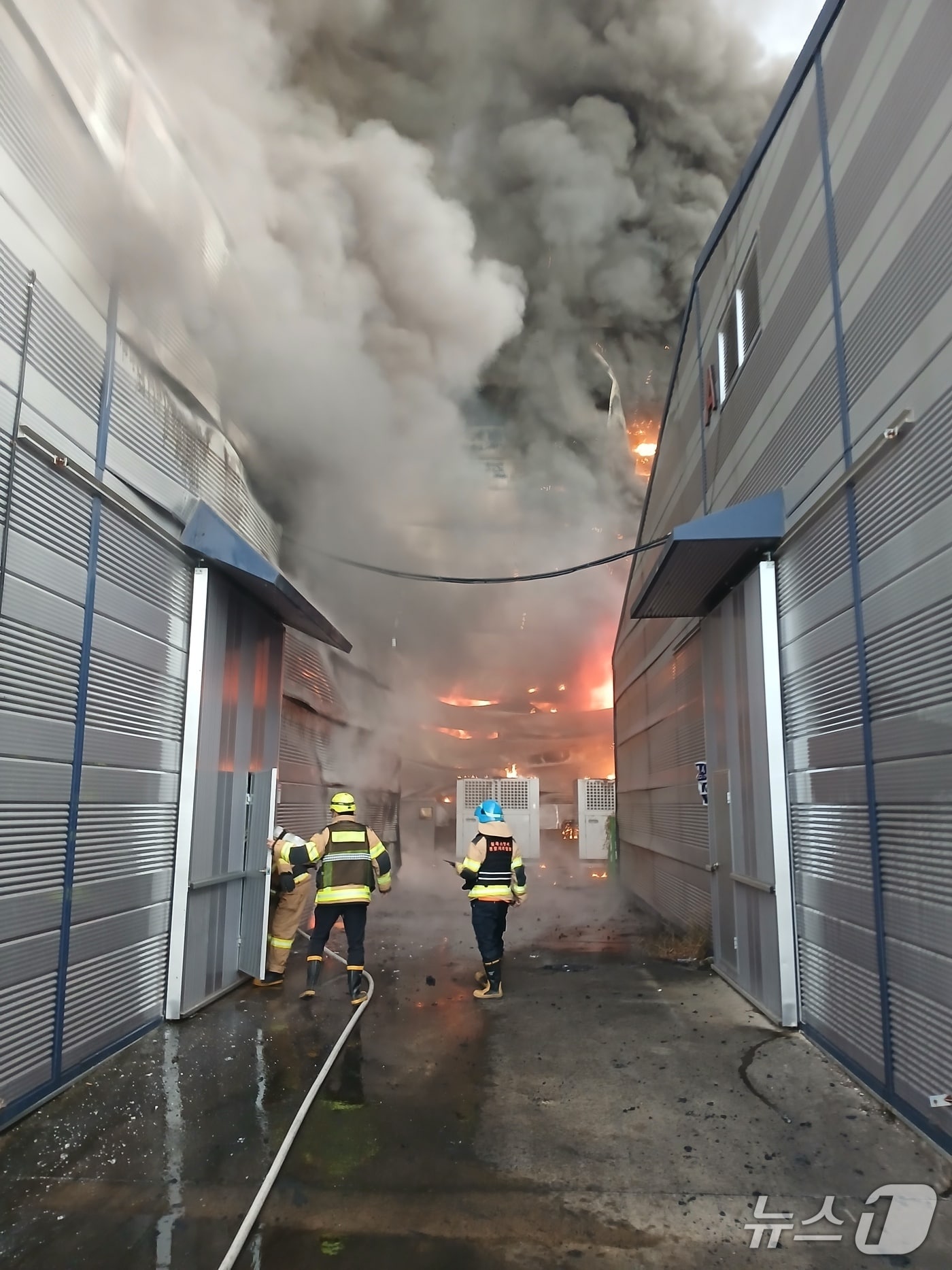 16일 오전 7시10분쯤 경북 칠곡군 지천면의 저온 식품 물류창고에서 불이나 소방당국이 대응 1단계를 발령하고 진화에 나섰다.(경북소방본부 제공. 재판매 및 DB 금지)2025.11.16/뉴스1