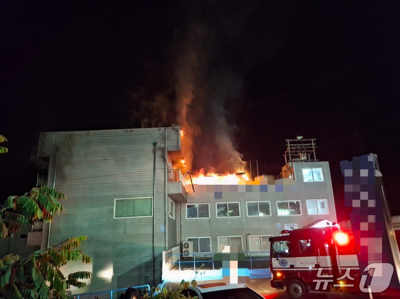 16일 오전 3시33분쯤 경북 경주시 외동읍의 자동차부품 제조공장 기숙사에서 불이나 소방 당국이 진화하고 있다.(경북소방본부 제공. 재판매 및 DB 금지)2025.11.16/뉴스1