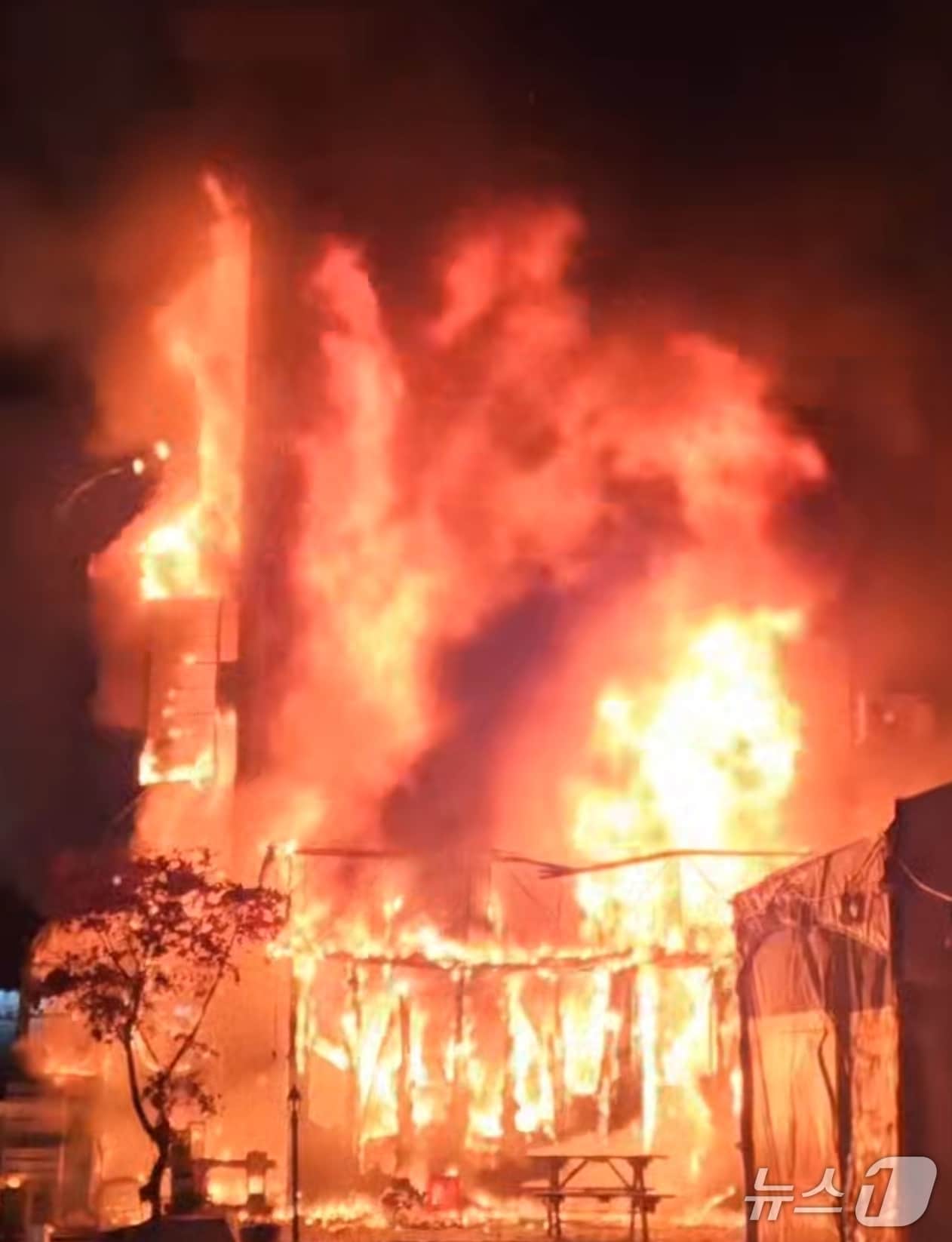 지난 15일 오후 10시 15분쯤 강원 태백시 황지동 태백산국립공원사무소 인근 한 건물 주변에 발생한 화재가 1시간여 만인 같은 날 오후 11시 24분쯤 진화된 가운데, 소방대원 1명이 부상을 입고 소방추산 4억 원이 넘는 재산 피해가 발생했다. (강원도소방본부 제공. 재판매 및 DB금지) 2025.11.16/뉴스1