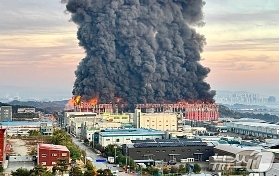 15일 충남 천안 동남구 이랜드패션 물류센터에서 화재가 발생해 검은 연기와 함께 화염이 치솟고 있다. 소방 당국 대응 2단계로 격상해 화재를 진화 중이다. (독자 제공 재판매 및 DB금지) 2025.11.15/뉴스1 ⓒ News1 이호윤 기자 
