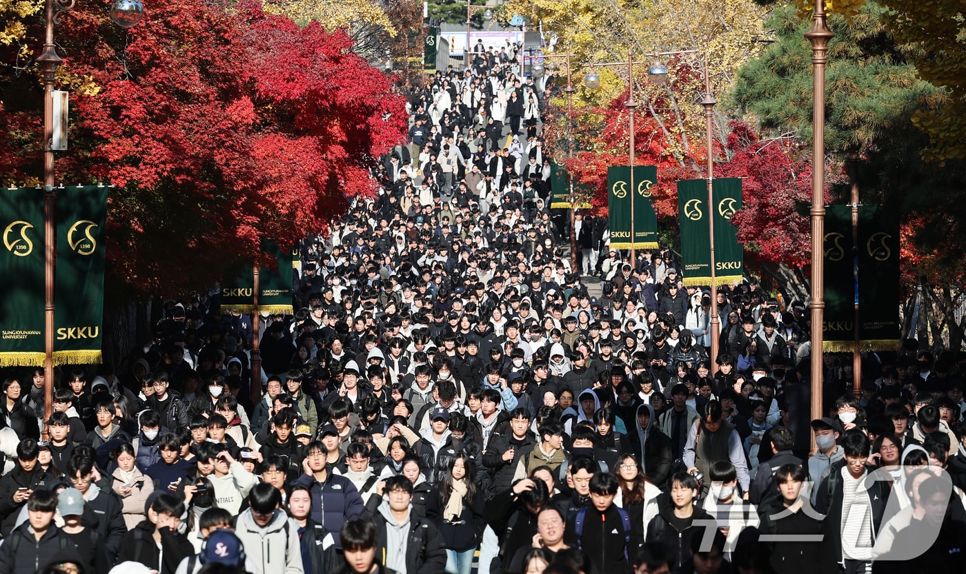 수능 후 첫 주말인 16일 오전 서울 종로구 성균관대에서 열린 2026학년도 수시모집 논술시험(수리형)을 마친 수험생들이 고사장을 나서고 있다. 2025.11.16/뉴스1 ⓒ News1 오대일 기자