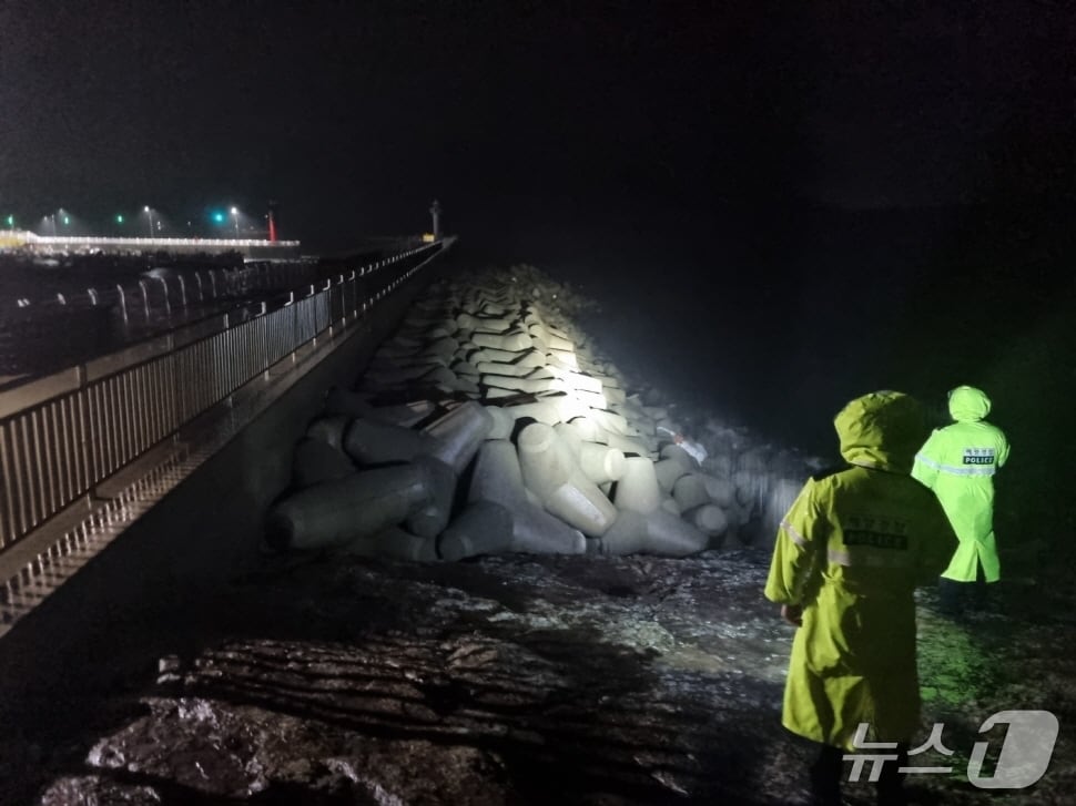 16일 완도해경이 연안사고 위험예보제 '주의보' 단계를 발령하고 위험 해역을 순찰하고 있다.(완도해경 제공. 재판매 및 DB 금지)
