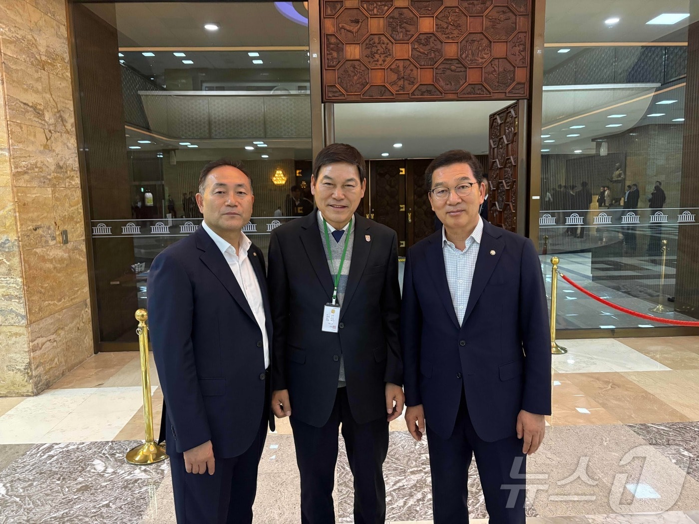 조국혁신당 정철원 담양군수가 13일 국회를 찾아 신정훈 행안위원장, 김원이 전남도당위원장을 만나고 있다.&#40;담양군 제공. 재배포 및 DB금지&#41;