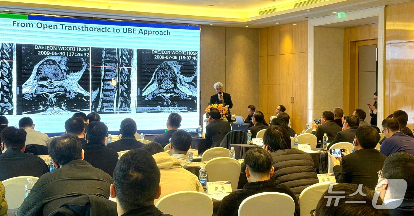 박철웅 대전우리병원 원장이 지난 14일 중국 텐진 국가전시컨벤션센터에서 열린 '2025 제17회 중국 정형외과학회 연례대회에서 강연하고 있다. (대전우리병원 제공, 재판매 및 DB금지) / 뉴스1  