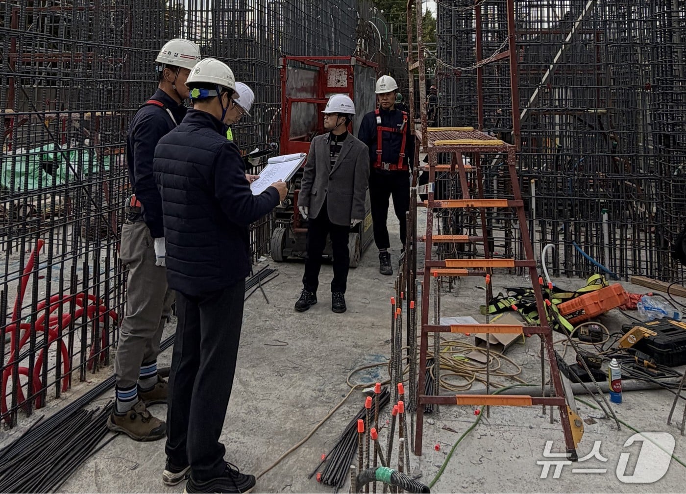 대구시는 다음달 13일까지 공사 현장의 겨울철 안전사고를 막기 위해 민간 건축공사장을 대상으로 안전검검을 실시한다고 16일 밝혔다. 사진은 공사장 안전점검 모습. &#40;대구시 제공. 재판매 및 DB 금지&#41;/뉴스1