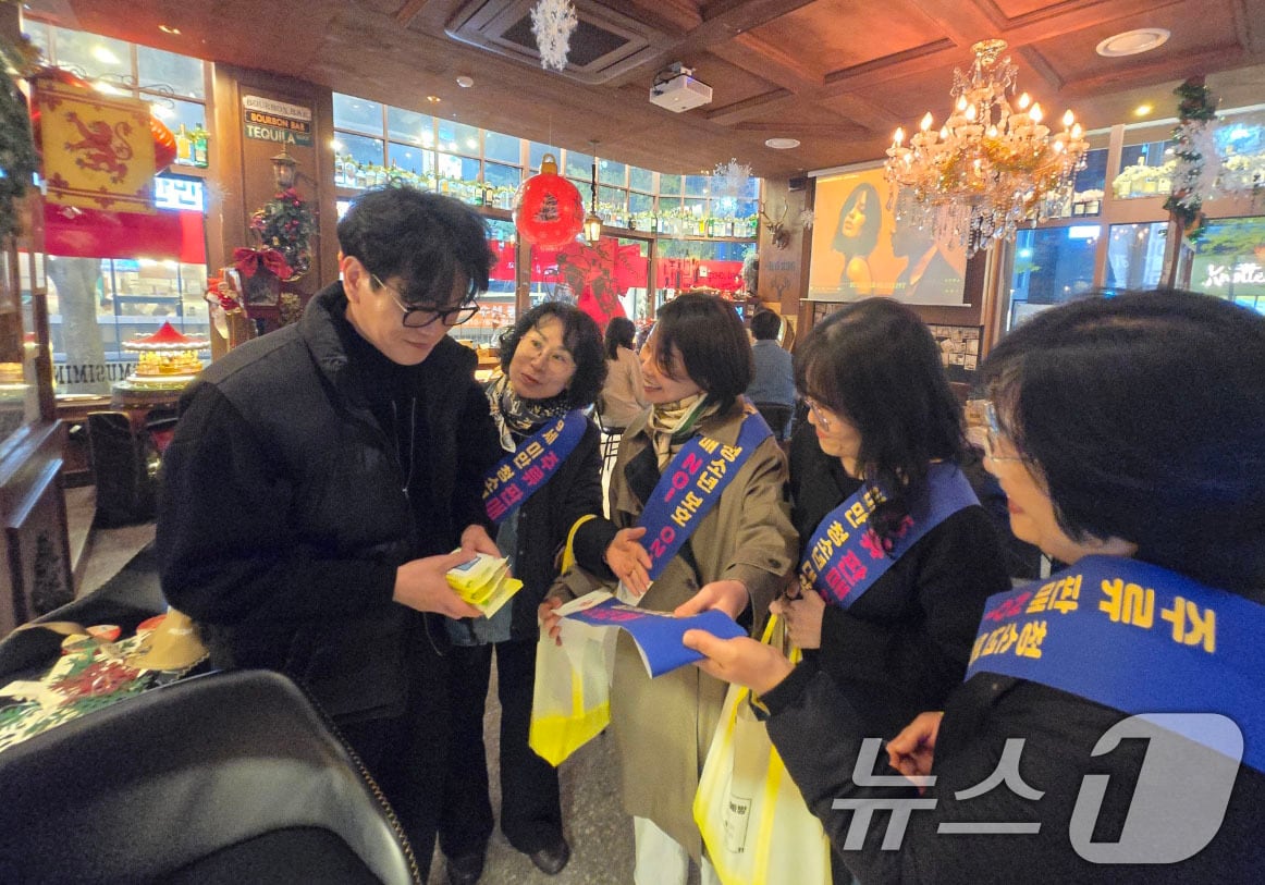 광주시가 수능 이후 증가할 수 있는 청소년 음주를 막기 위해 주류 판매 근절 캠페인을 벌이고 있다.&#40;광주시 제공. 재판매 및 DB 금지&#41;  