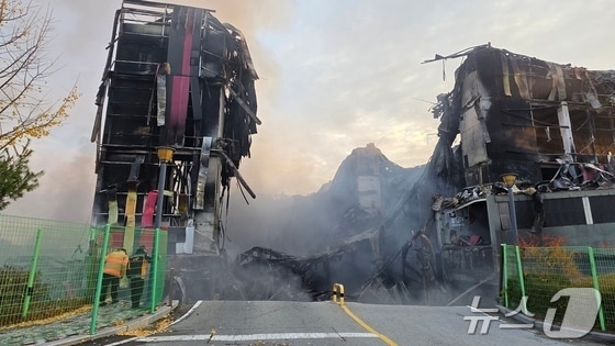  이랜드 물류창고 화재 이틀 째인 16일 충남 천안 동남구 이랜드패션 물류센터 창고 정문 출입구가 완전히 붕괴돼 기둥부를 남기고 붕괴돼 있다. 소방당국은 대응1단계를 유지한 채 화재 진압을 이어가고 있다. 2025.11.16/뉴스1 ⓒ News1 이시우 기자 