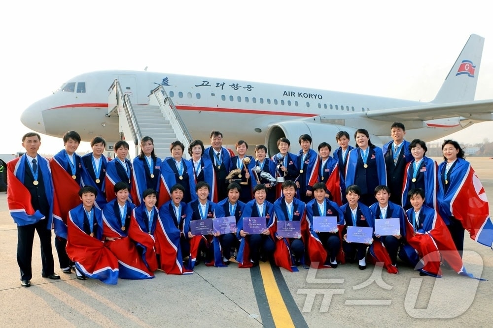 &#40;평양 노동신문=뉴스1&#41; = 북한 노동당 기관지 노동신문은 17일 &#34;마로끄&#40;모로코&#41;에서 진행된 국제축구연맹 2025년 17살 미만&#40;U-17&#41; 여자월드컵경기대회에서 연전 쾌승한 우리 선수들이 15일 수도 평양으로 돌아왔다＂고 보도했다. [국내에서만 사용가능. 재배포 금지. DB 금지. For Use Only in the Republic of Korea. Redistribution Prohibited] rodongphoto@news1.kr