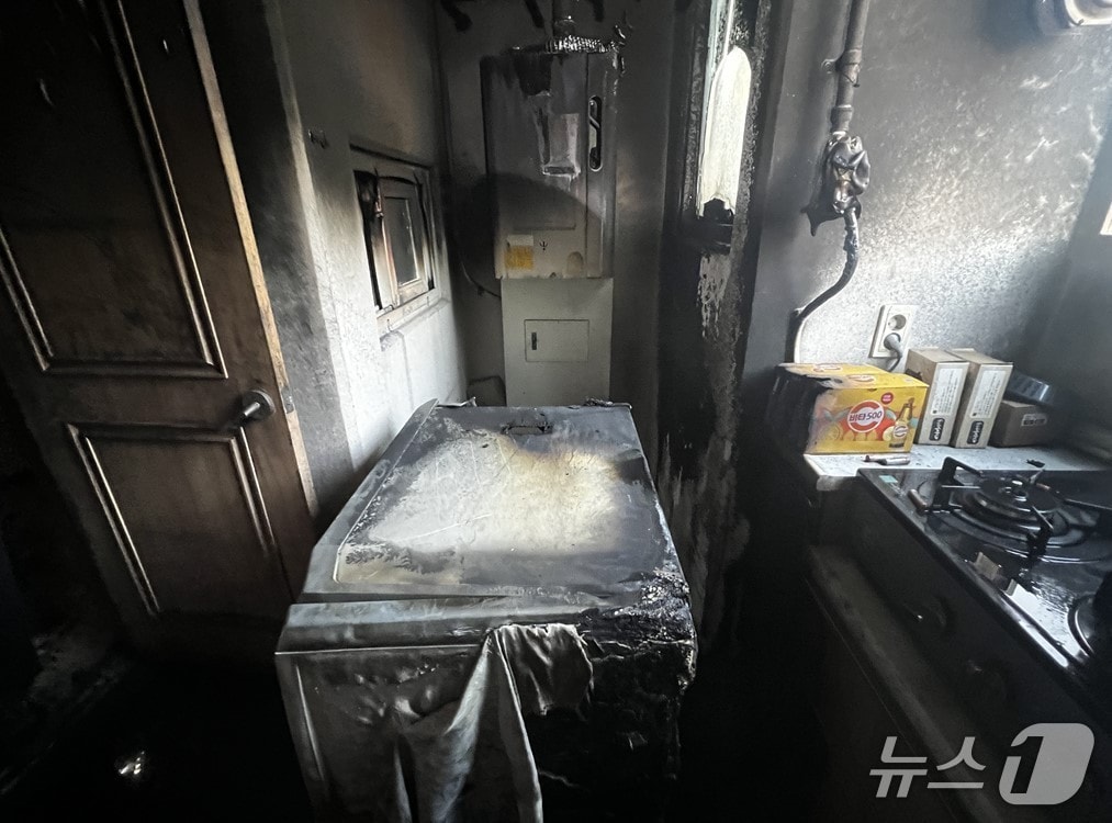 16일 오후 3시50분쯤 경북 구미시 상모동의 한 아파트의 김치냉장고에서 불이나 베란다가 새까맣게 탔다.(경북소방본부 제공. 재판매 및 DB 금지)@025.11.17/뉴스1