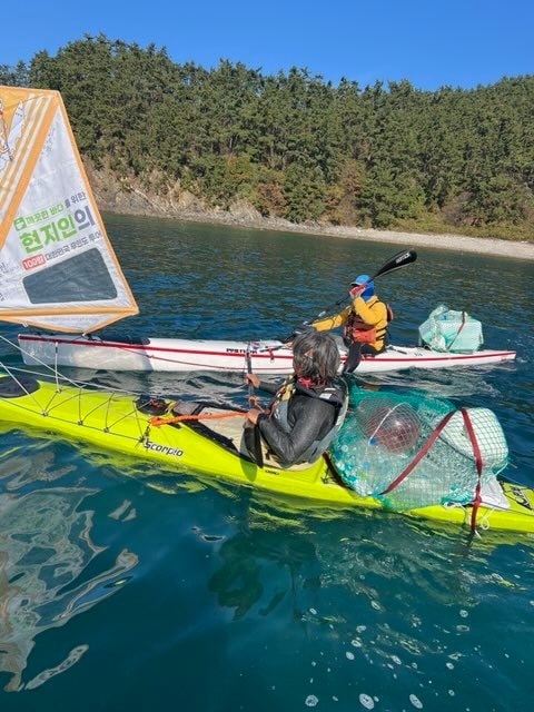  태안 만리포 일원에서 쓰레기를 수거하는 해양레저 동호회 회원들 모습.(충남도 제공. 재판매 및 DB금지)/뉴스1