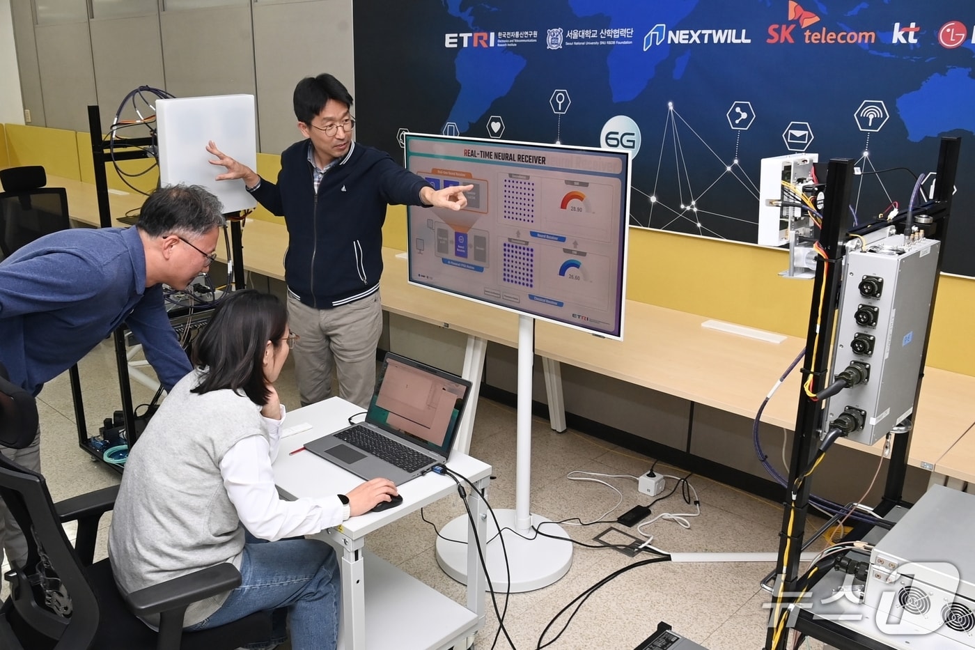 ETRI 연구진이 지능형 무선 액세스 기술을 시연하는 모습&#40;ETRI 제공&#41; /뉴스1
