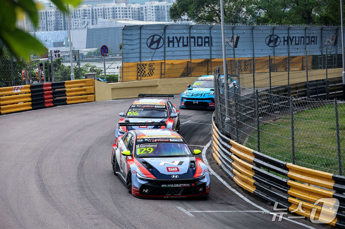11월 13~16일 열린 '2025 TCR 월드투어' 마카오 대회에서 현대자동차 '더 뉴 엘란트라 N TCR(국내명 더 뉴 아반떼 N TCR)'이 주행하고 있는 모습.(현대차 제공)