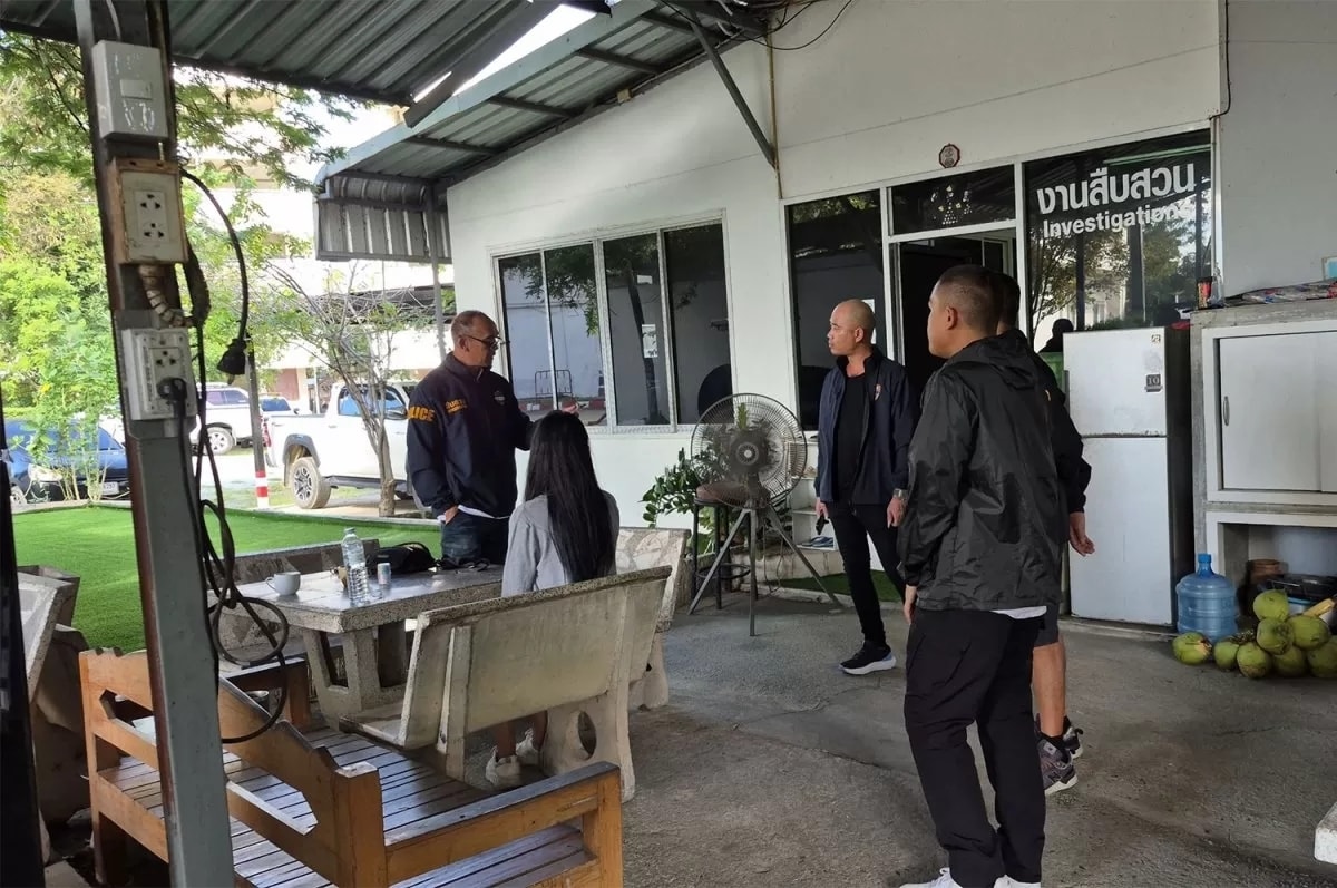 지난 5일 태국 파타야 농프루 경찰서를 찾은 21세 여성이 중국인 남성 3명으로부터 집단성폭행을 당했다고 신고하는 모습. (방콕포스트 갈무리)