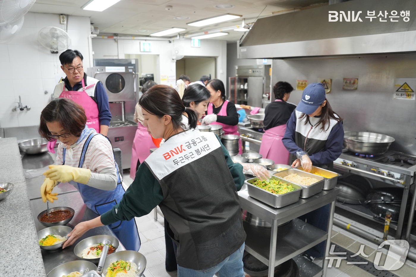 BNK부산은행 임직원들이 '11월 두근두근 지역봉사활동'을 진행하고 있다. (부산은행 제공. 재판매 및 DB 금지)