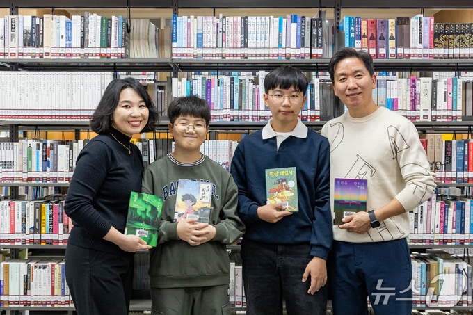 올해 2500권의 책을 읽은 경북 칠곡군 오미애 씨 가족이 '경북도 다독가족상’을 받았다.(칠곡군 제공. 재판매 및 DB금지)/뉴스1