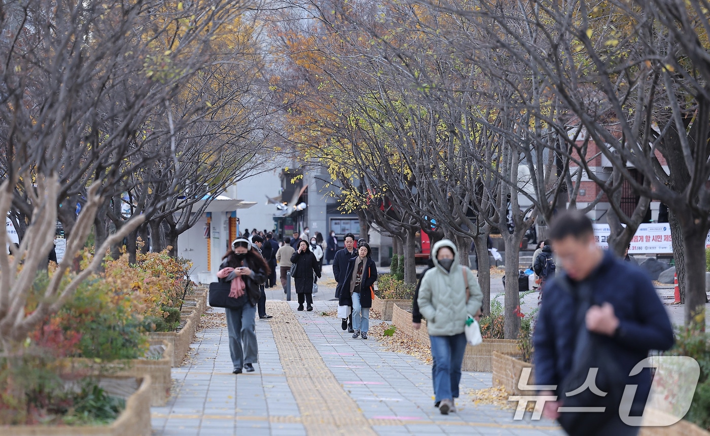 두꺼운 옷 입은 시민들.(뉴스1 DB)