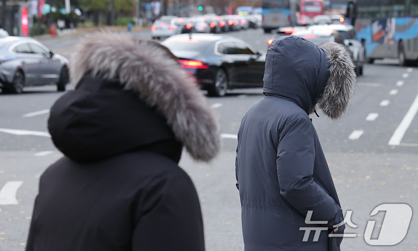 서울 종로구 광화문네거리에서 시민들이 출근길 발걸음을 서두르고 있다. 2025.11.17/뉴스1 ⓒ News1 김성진 기자