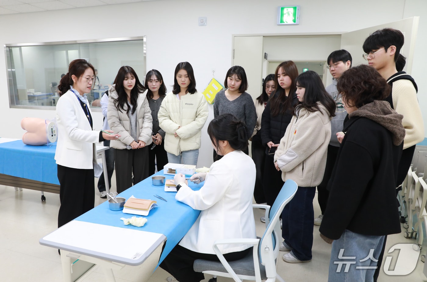 조직공학 임상시뮬레이션 실무 과정에 참여한 교육생들이 교육받는 모습(충남대병원 제공) /뉴스1