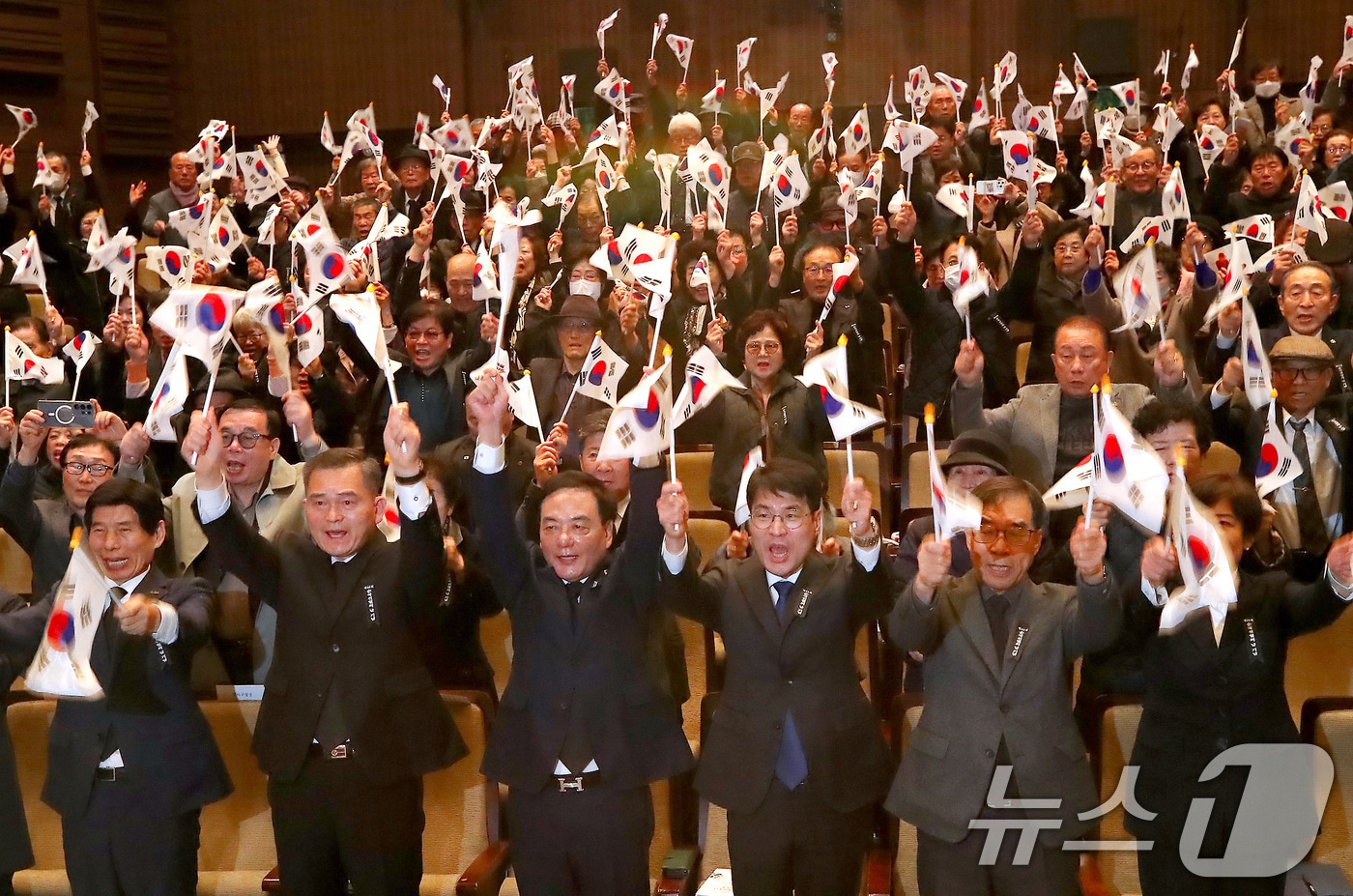 17일 오전 대구 달서구 대구문화예술회관 비슬홀에서 열린 '제86회 순국선열의 날 기념식'에서 참석자들이 태극기를 흔들며 만세삼창을 하고 있다. 2025.11.17/뉴스1 ⓒ News1 공정식 기자