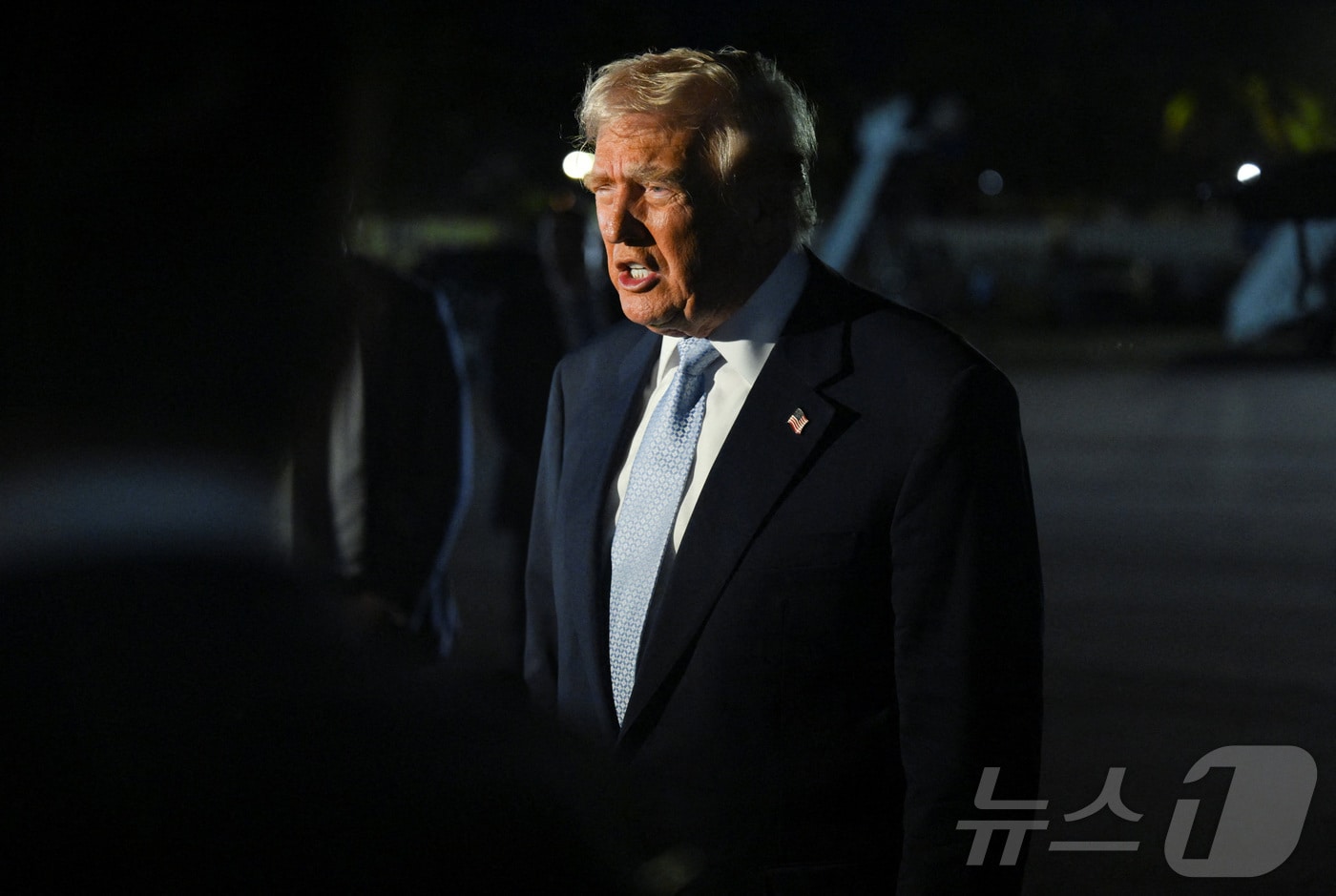 도널드 트럼프 미국 대통령이 16일(현지시간) 미국 메릴랜드주 앤드루스 합동기지에서 기자들의 질문에 답하고 있다. 2025.11.16 ⓒ 로이터=뉴스1 ⓒ News1 최종일 선임기자
