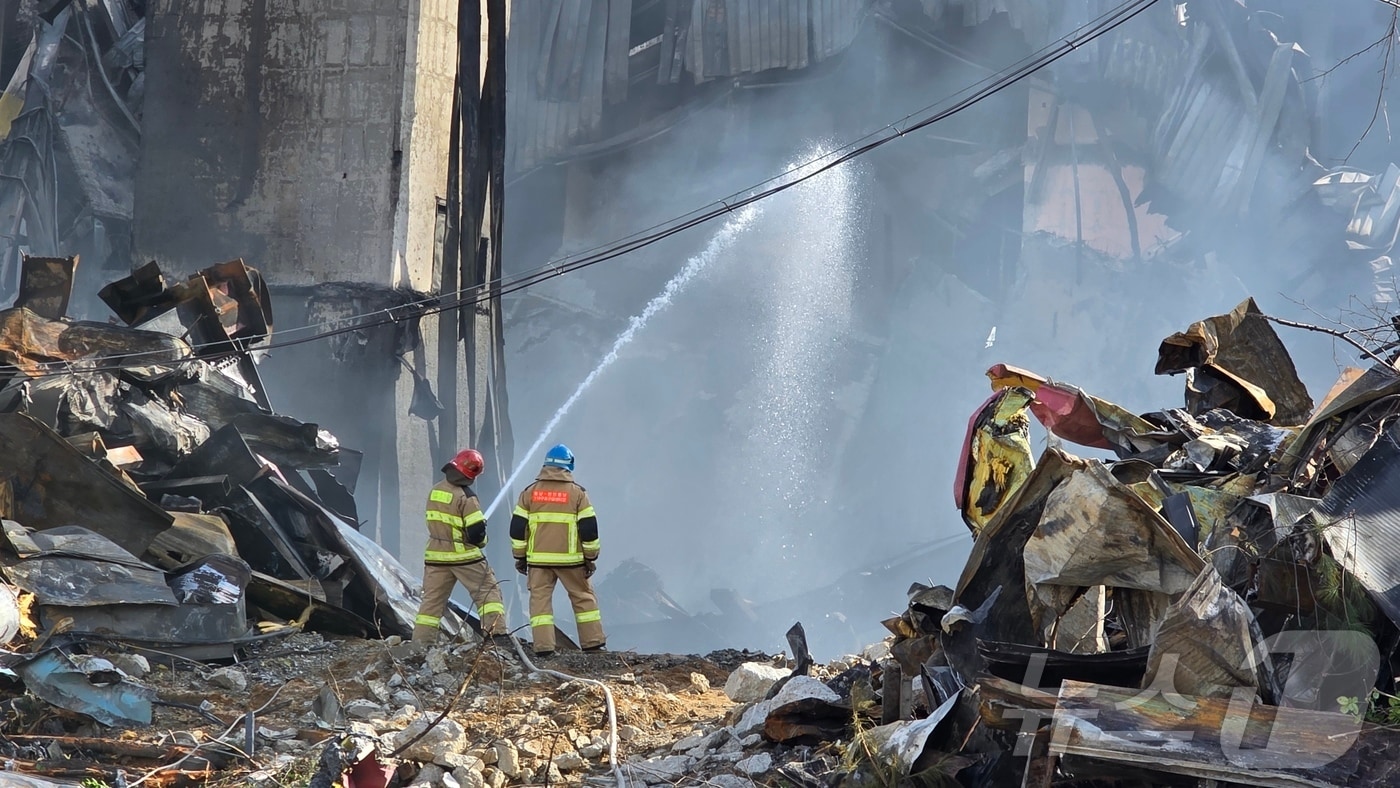 천안 동남구 이랜드 물류센터 화재현장에서 소방대원들이 화재진압을 하고 있다. 2025.11.17/뉴스1 ⓒ News1 이시우 기자