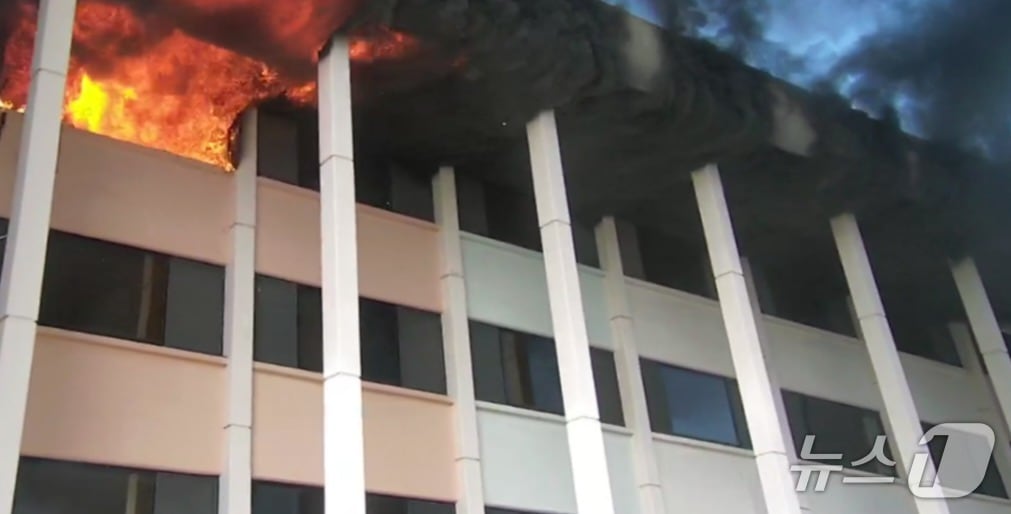 전주대학교 예술관 4층 교수연구실에서 불이 났다.(전북 소방 제공. 재판매 및 DB 금지)