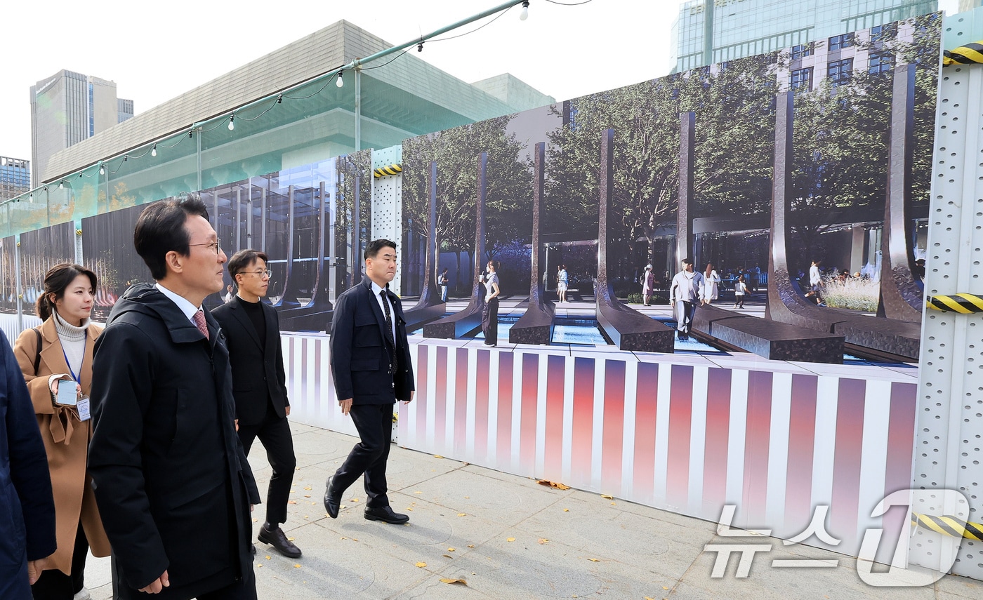 김민석 국무총리가 17일 서울 종로구 광화문광장에 설치되는 감사의 정원 공사현장을 방문하고 있다. 감사의 정원은 한국전쟁 참전 22개국에 감사를 표하는 공간으로 참전국의 석재로 만든 총기모양의 조형물 23개가 세워질 예정이다. 2025.11.17/뉴스1 ⓒ News1 이호윤 기자