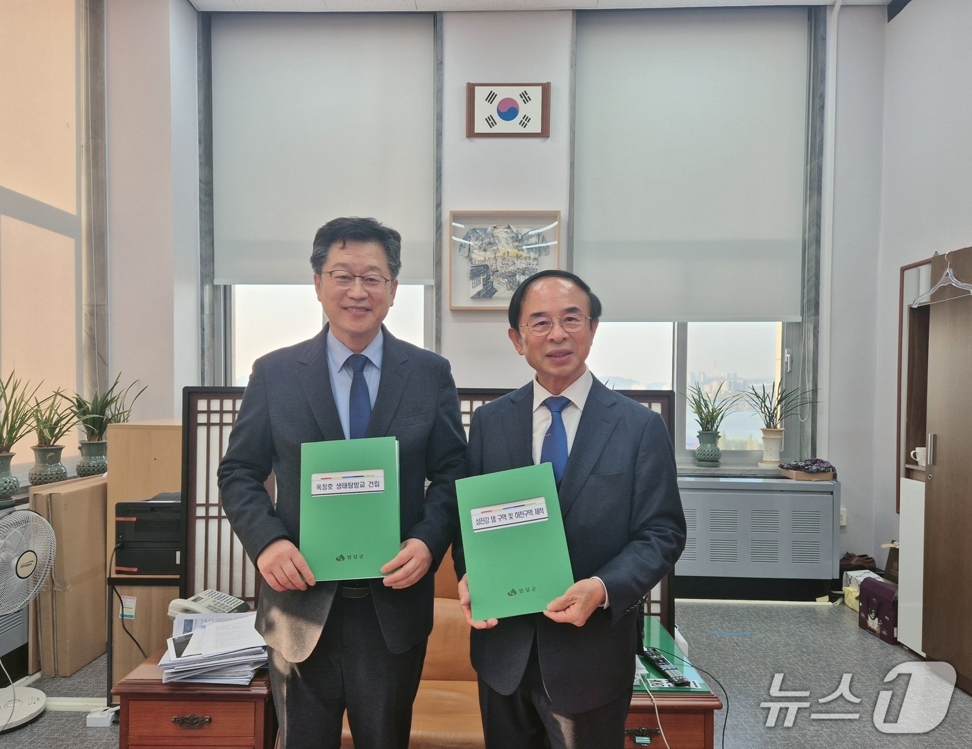 심민 전북 임실군수(오른쪽)가 안호영 국회 기후에너지환경노동위원장을 만나고 있다.(임실군제공. 재판매 및 DB금지)2025.11.17/뉴스1