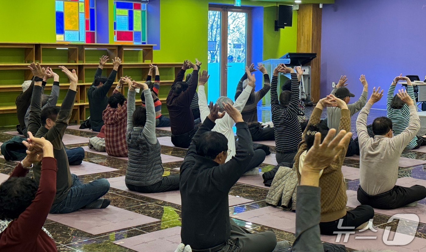 17일 국립산림치유원에서 광업 전직 근로자와 폐광지역 주민이 산림치유프로그램에 참여하고 있다. (산림청 한국산림복지진흥원 제공.재판매 및 DB금지)/뉴스1