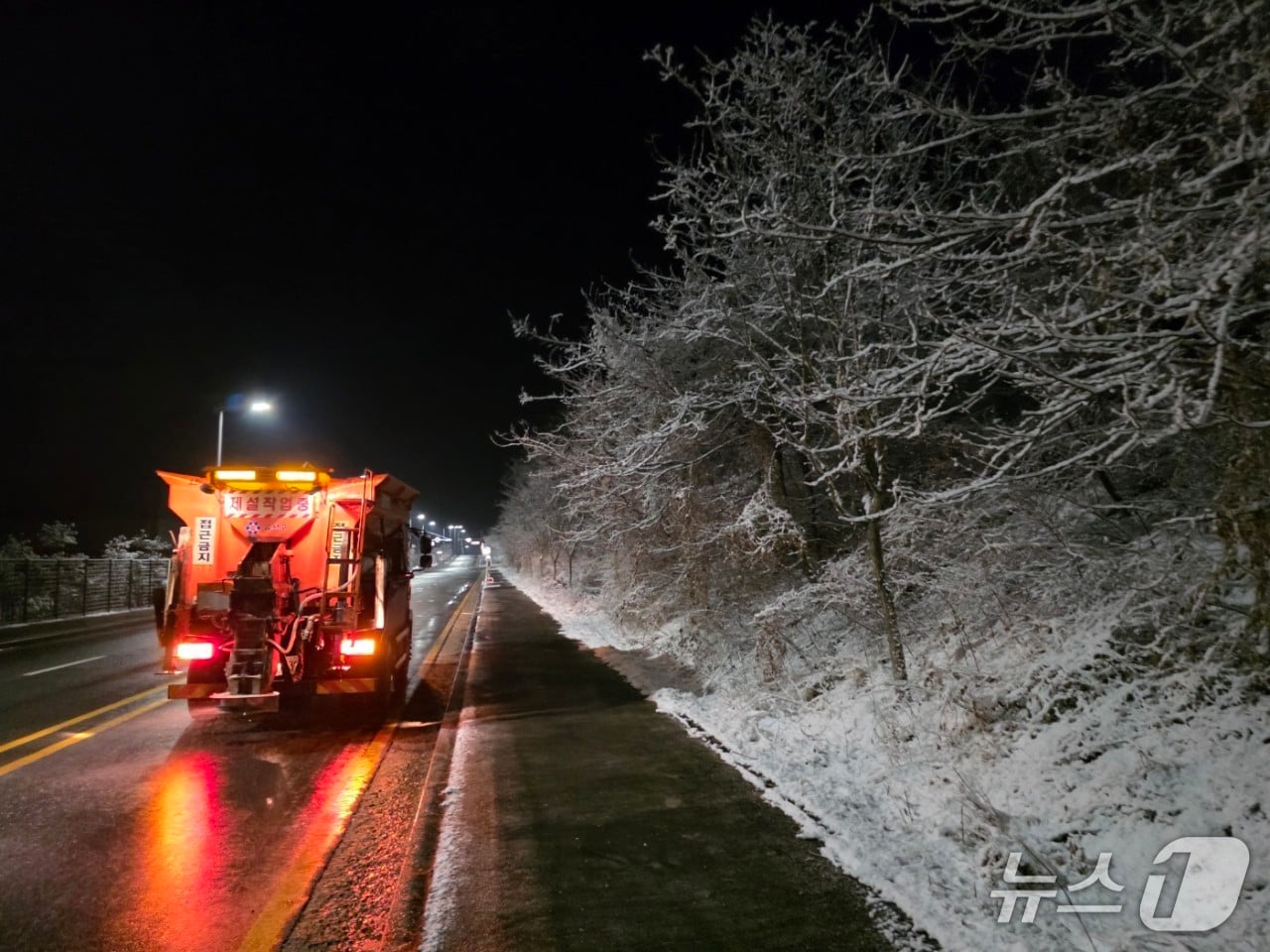 지난해 겨울 주요 도로 제설작업을 실시하는 모습.(유성구 제공. 재판매 및 DB금지)/뉴스1