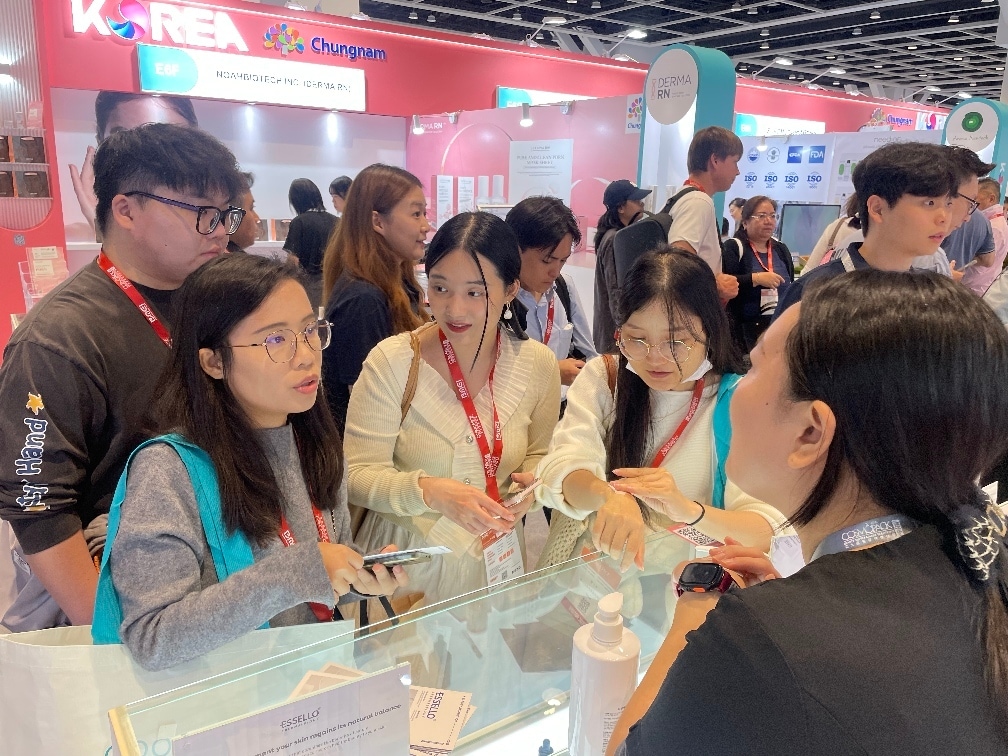 '2025 홍콩 코스모프로프'에 참석한 해외 바이어들이 충남관을 찾아 제품 문의를 하고 있다.(충남도 제공. 재판매 및 DB금지)/뉴스1