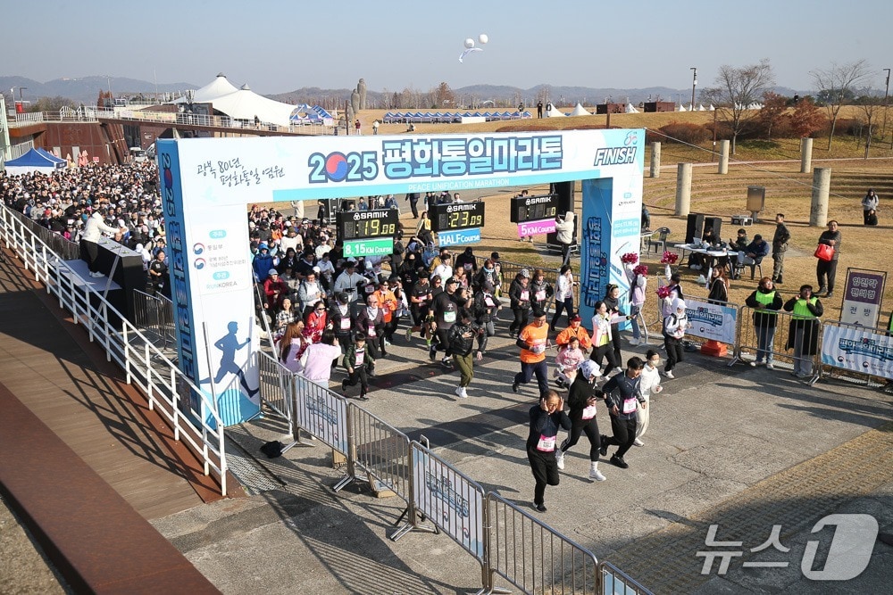 통일부가 광복 80년 기념사업추진위원회와 함께 지난 16일 파주 임진각 평화누리 일대에서 '광복 80년, 우리가 만드는 평화'를 주제로 '2025 평화통일마라톤'을 성황리에 개최했다고 17일 밝혔다.(통일부 제공).