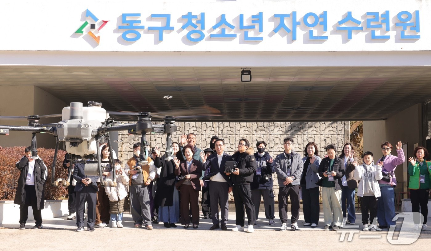 박희조 동구청장이 주민들과 드론 체험프로그램에 참여하고 있다.(동구 제공. 재판매 및 DB금지)/뉴스1